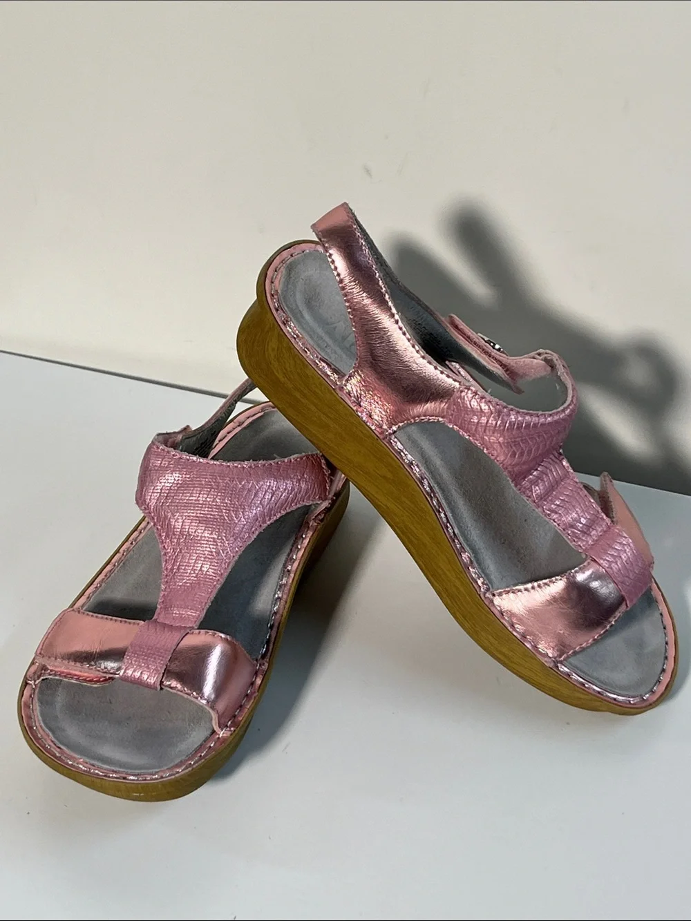 ALEGRIA Kendra Summer Beach Metallic Leather Pink T-Strap Wedge Slip-On Sandal 8